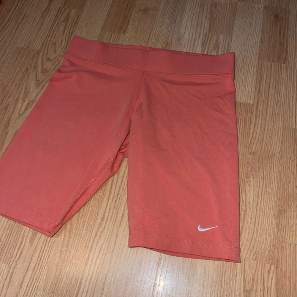 Nike Women’s Orange Stretch High Waist Knee Length Biker Shorts Size Large